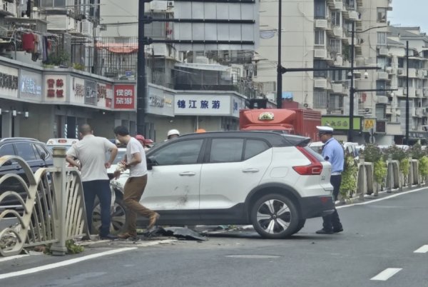 配操盘 今天下午场中路近共和新路两车碰撞 撞坏绿化隔离栏幸无人员伤亡