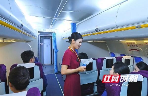股盈汇 从万米高空落地三尺讲台，她为青年学子精心筑梦
