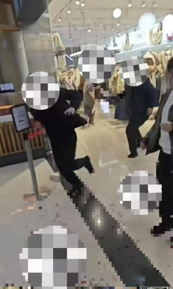 永利策略 知名超市突发伤人事件！一对夫妻受伤，嫌疑人第一时间被抓获